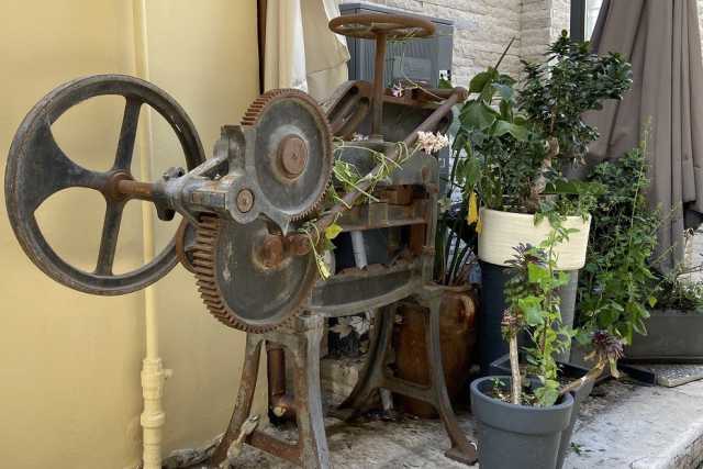 Quel misterioso e antico oggetto che riposa a Bari Vecchia: �� una piegatrice per carta�